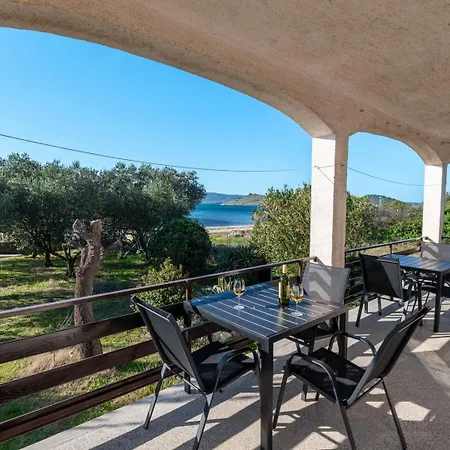 Apartment Beachfront Lostura *