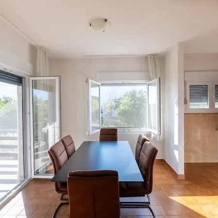 Beachfront Lostura Apartman