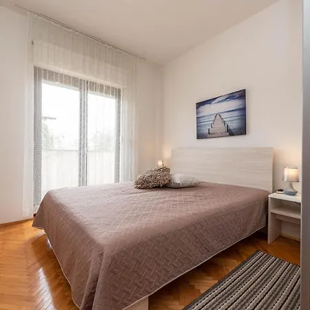 Beachfront Lostura Apartman Turanj