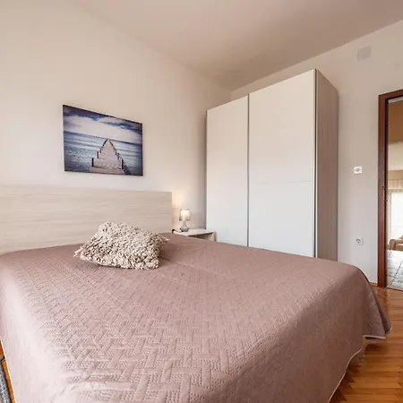 Beachfront Lostura Apartman *