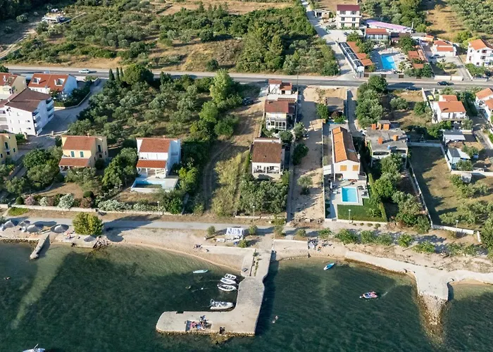 Beachfront Lostura Apartment Turanj