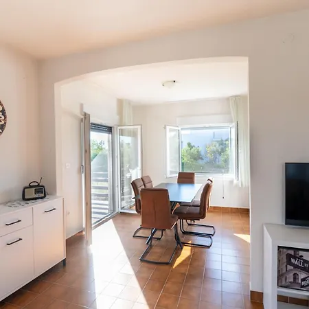 Beachfront Lostura Turanj