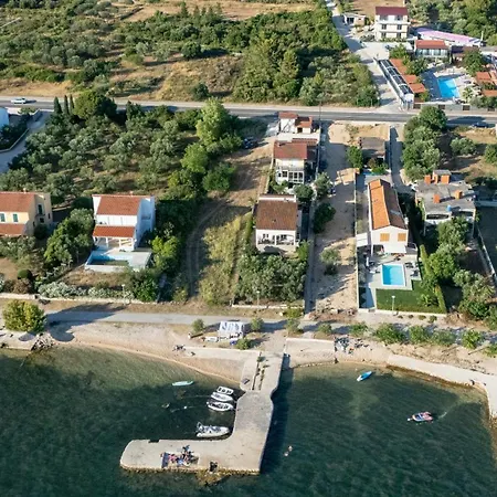 Beachfront Lostura Apartment Turanj