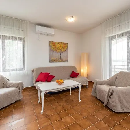 Apartment Beachfront Lostura *